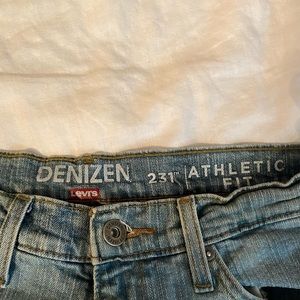 levi’s distressed jeans